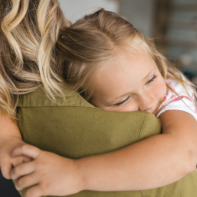 Il ruolo delle coccole nello sviluppo infantile: baci, abbracci e carezze tra regolazione emotiva e sviluppo